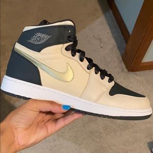 Jordan 1 Retro Heiress Pearl